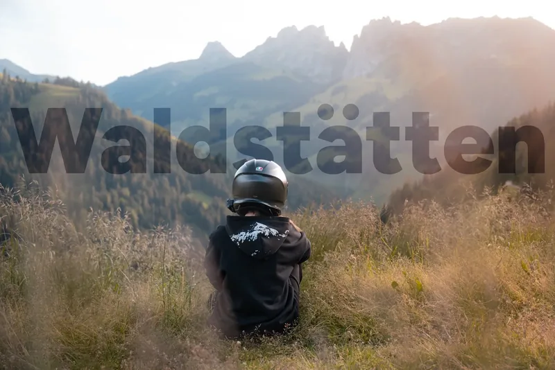 Pilote moto face aux Gastlosen à la golden hour, campagne Waldstätten