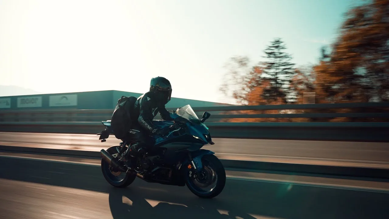 Pilote sur une Yamaha R7 en mouvement, lumière rasante