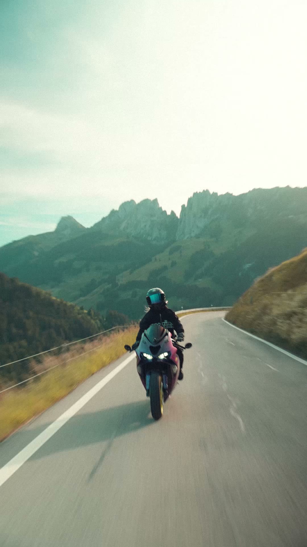 La moto sur la route du col du Jaun, la crête des Gastlosen en fond.